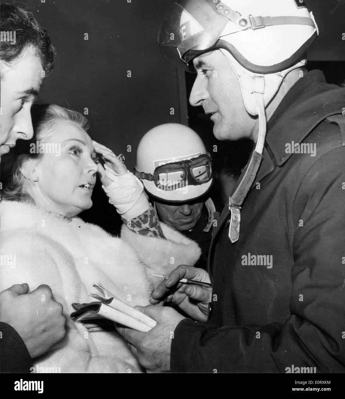 Zsa Zsa Gabor im Gespräch mit einem Polizisten Stockfoto