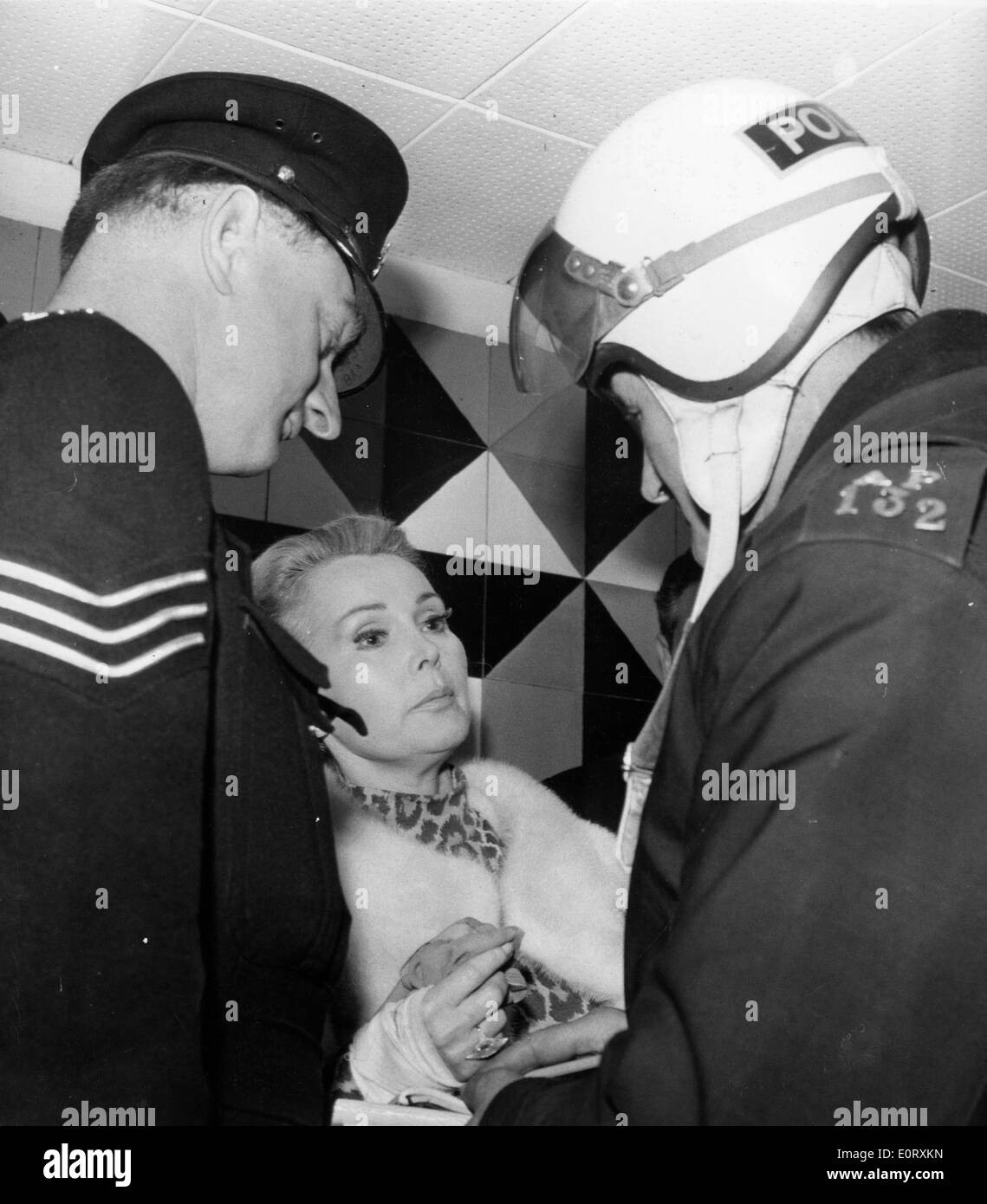 Zsa Zsa Gabor im Gespräch mit einem Polizisten Stockfoto