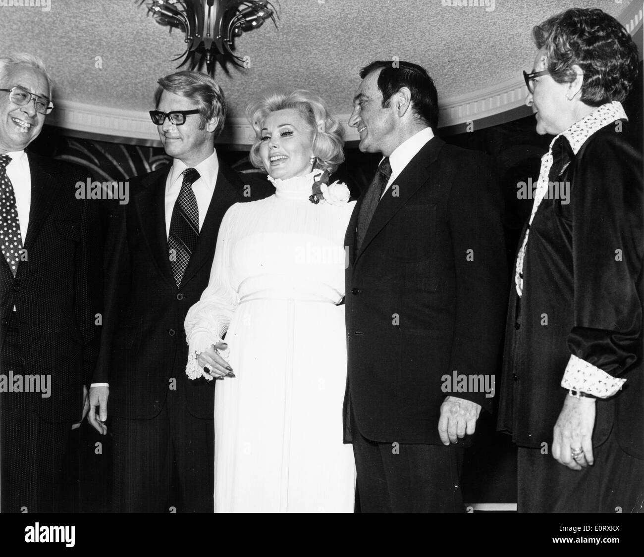 Schauspielerin Zsa Zsa Gabor lacht mit Freunden auf einer party Stockfoto