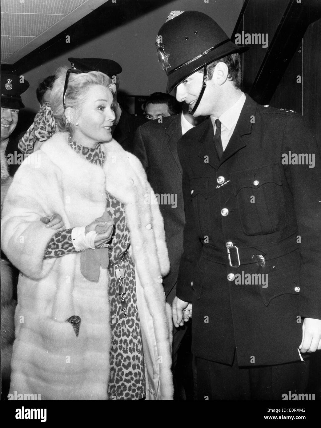 Zsa Zsa Gabor mit einem Polizisten zu sprechen Stockfoto