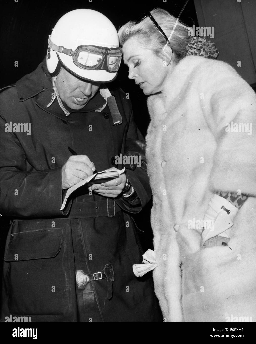 Zsa Zsa Gabor mit Polizist Stockfoto