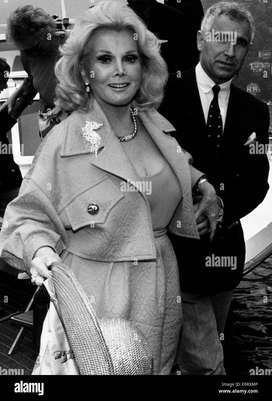 Schauspielerin Zsa Zsa Gabor wird von einem Boot begleitet. Stockfoto