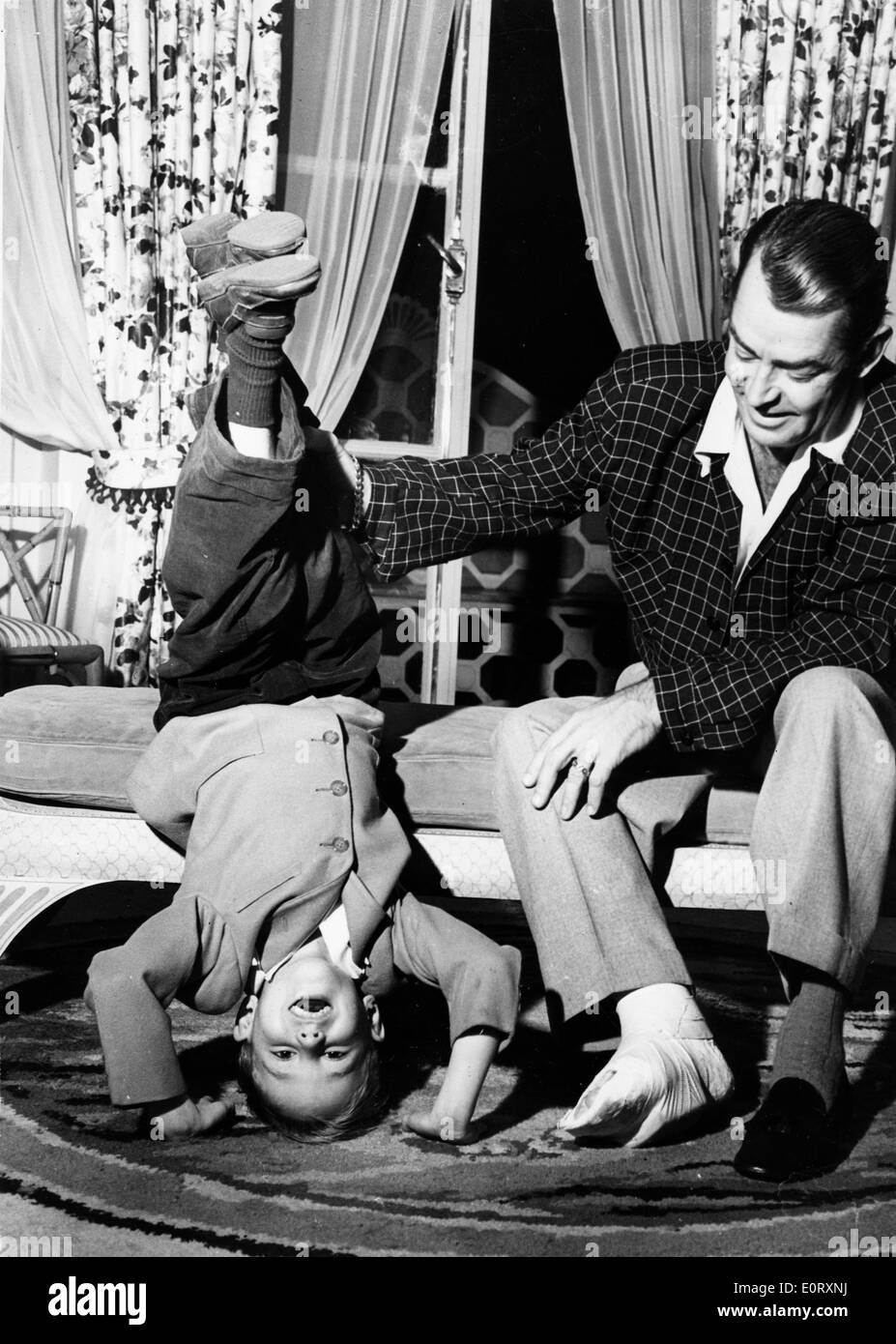 Schauspieler Alan Ladd spielt mit seinem Sohn Stockfoto
