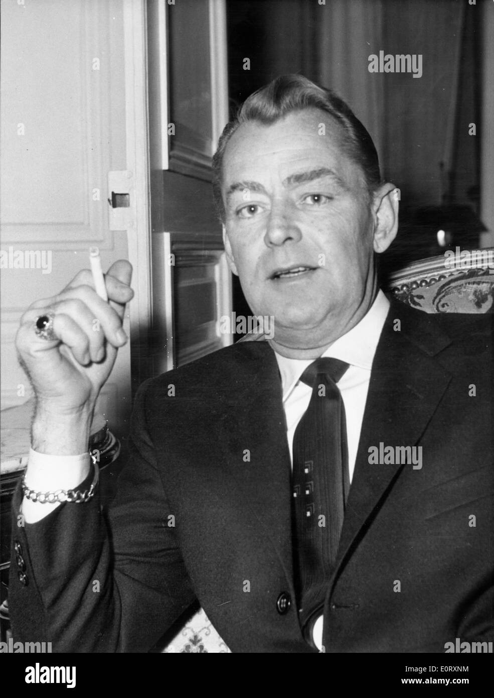 Schauspieler Alan Ladd Rauchen einer Zigarette Stockfoto
