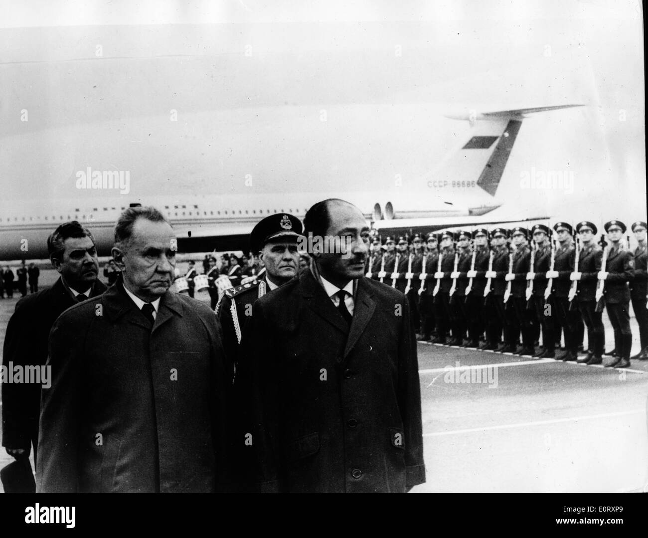 Alexei Kosygin und Anwar Sadat inspizieren Truppen Stockfoto