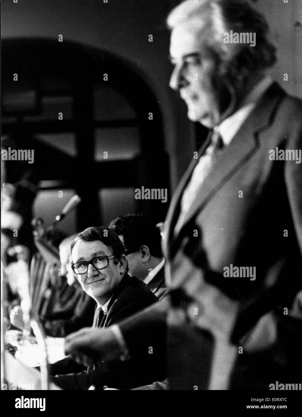 Australischer Politiker MALCOLM FRAZER, links, sitzen und zuhören. Stockfoto