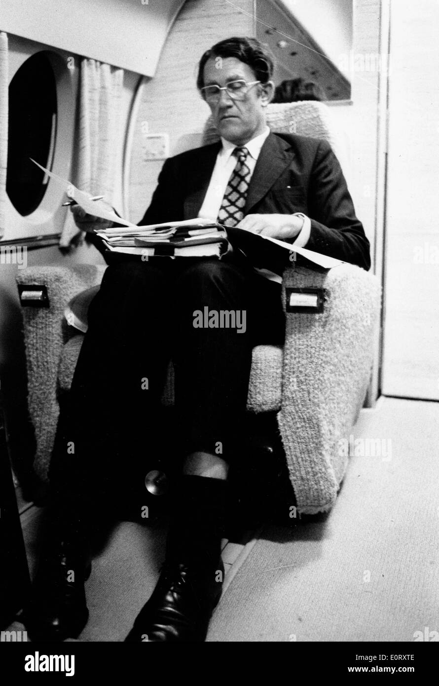 Australischer Politiker MALCOLM FRAZER geht über Formalitäten in einem Flugzeug. Stockfoto