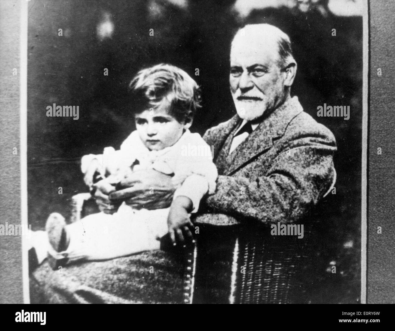 Porträt des Neurologen Sigmund Freud mit seinem Kind Stockfoto
