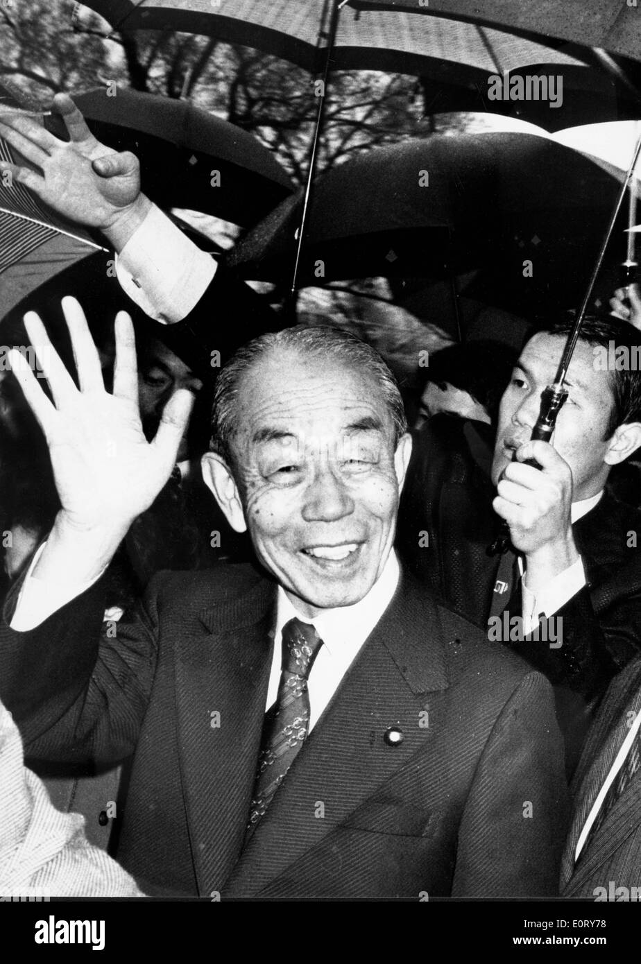 Premierminister Takeo Fukuda winken im Regen Stockfoto