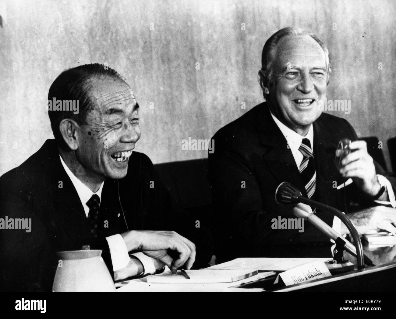 Premierminister Takeo Fukuda genießt einen Witz bei einem Presseempfang Stockfoto