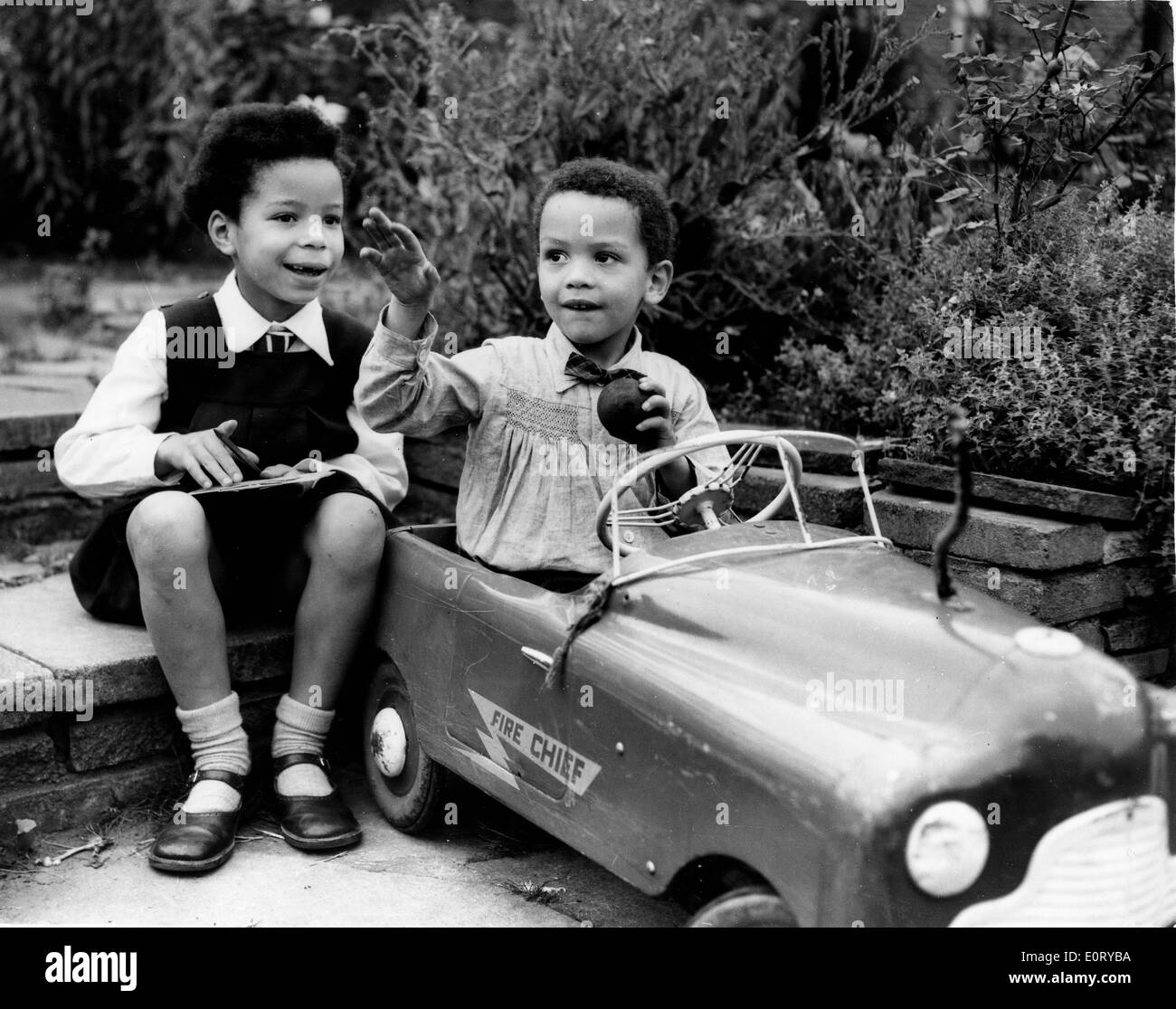 Kinder von Botswana Präsident Seretse Khama spielen in ein Spielzeugauto in den Garten. Stockfoto