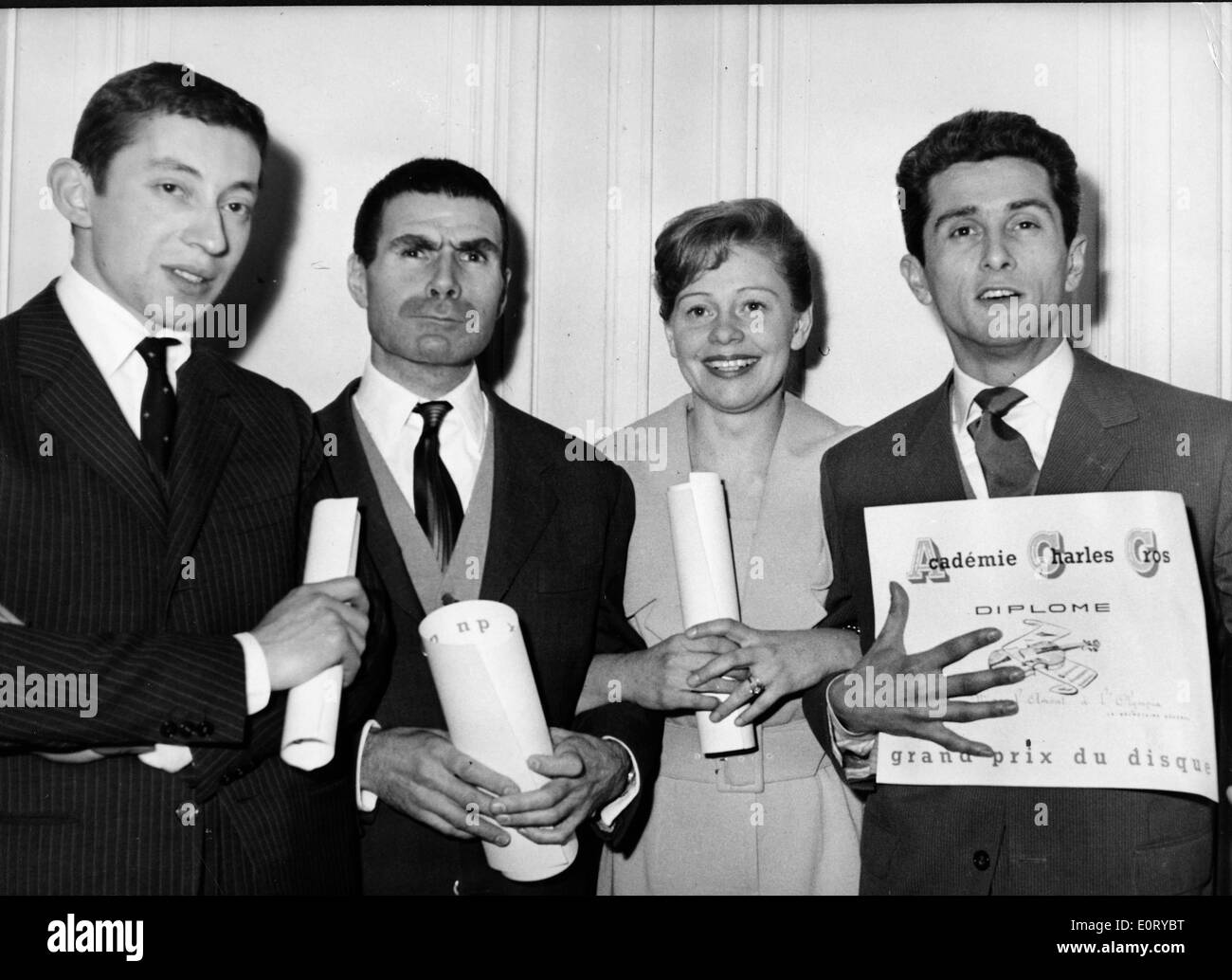 Sänger Serge Gainsbourg und andere erhalten Diplome Stockfoto