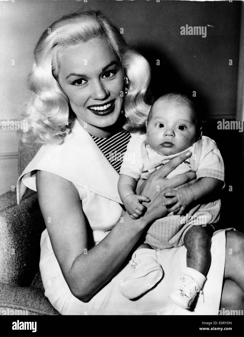 MAMIE VAN DOREN, geboren Joan Olander, lächelt und hält ein Baby. Stockfoto