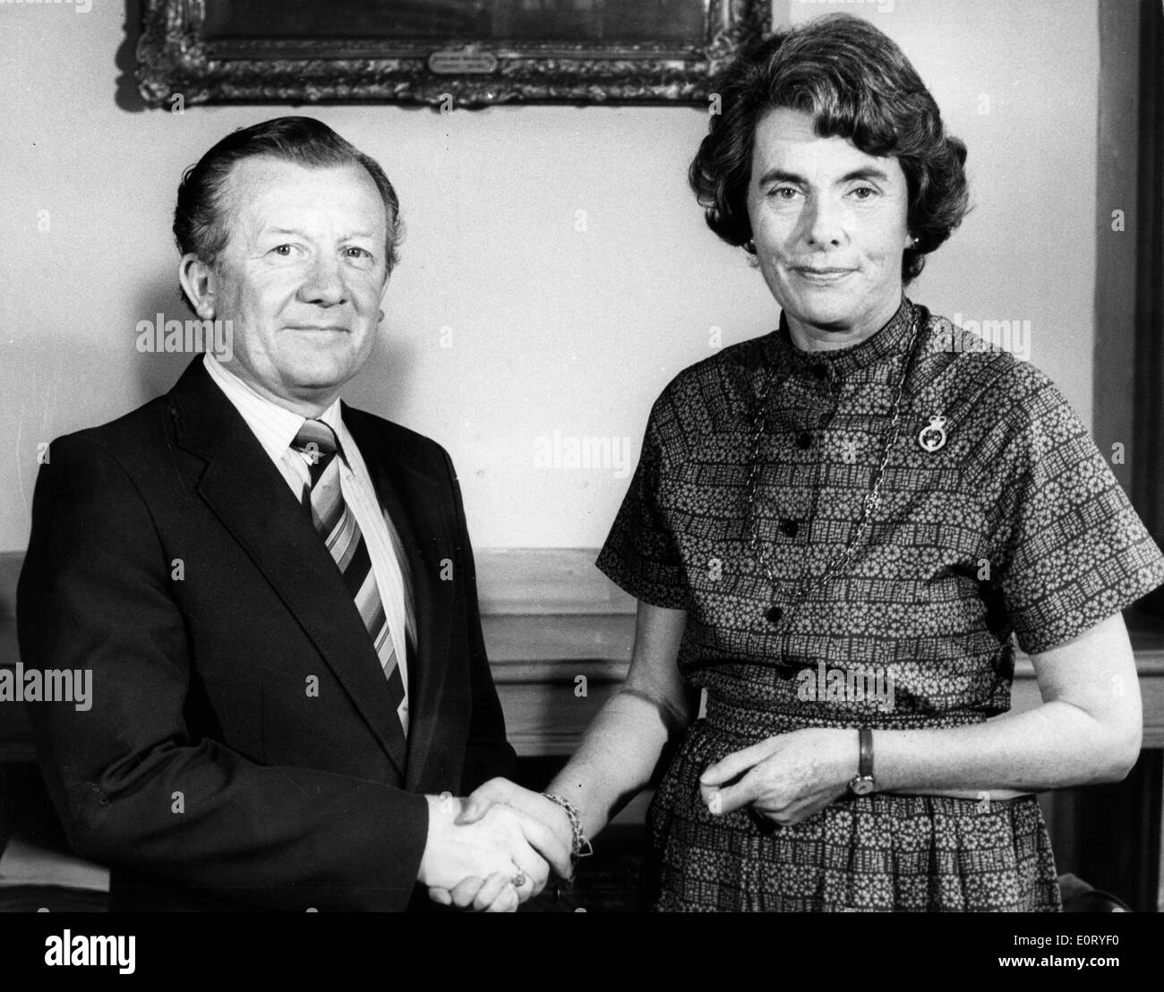 Patricia Knatchbull präsentiert Check für wohltätige Zwecke Stockfoto