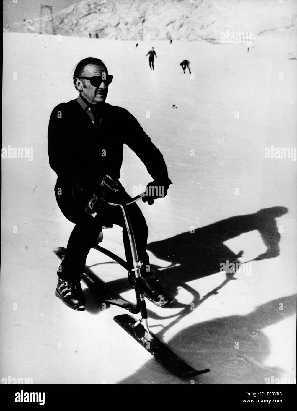 David Niven Dreharbeiten Filmszenen beim Skifahren Stockfoto