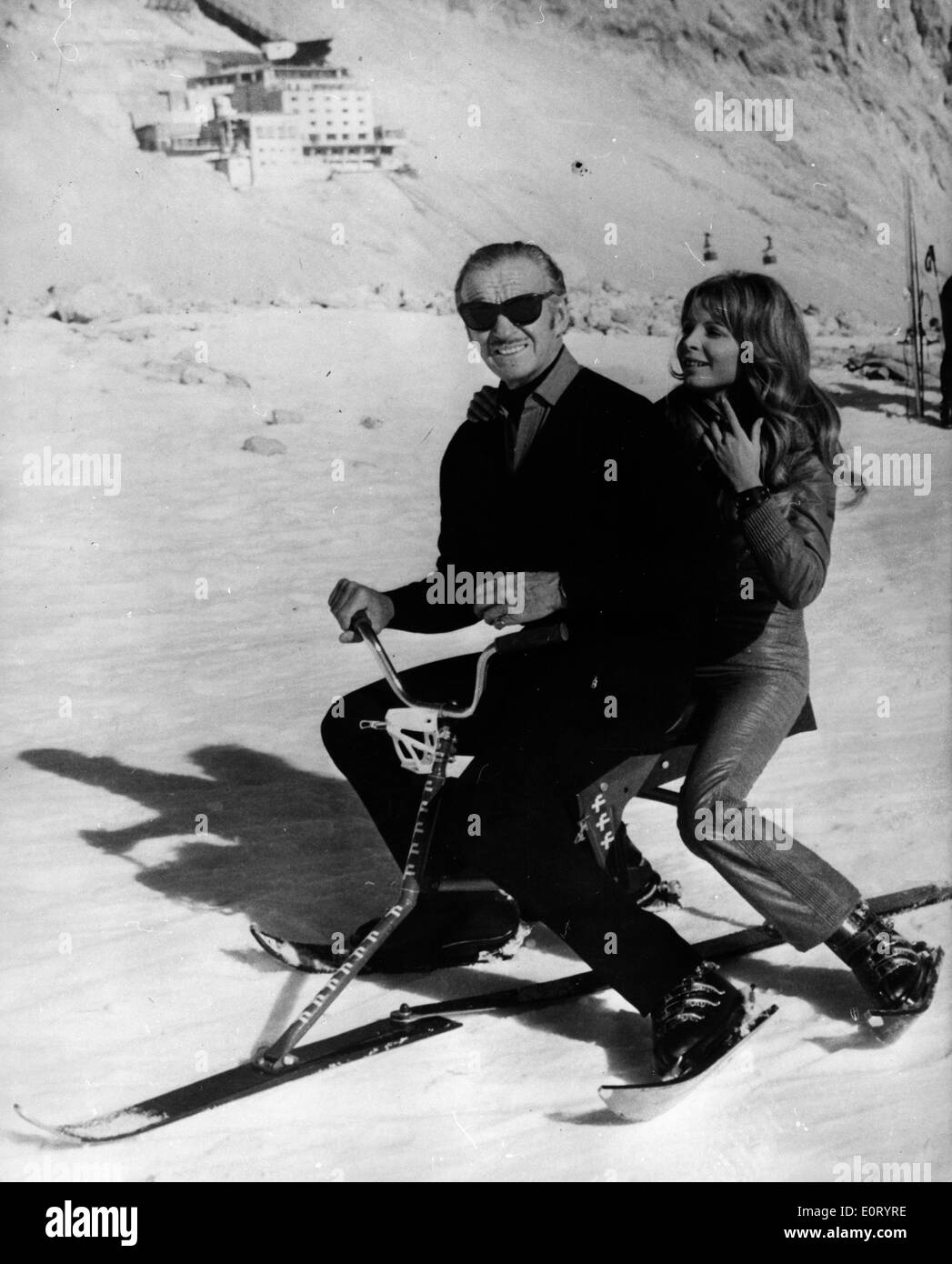 David Niven Dreharbeiten Filmszenen beim Skifahren Stockfoto