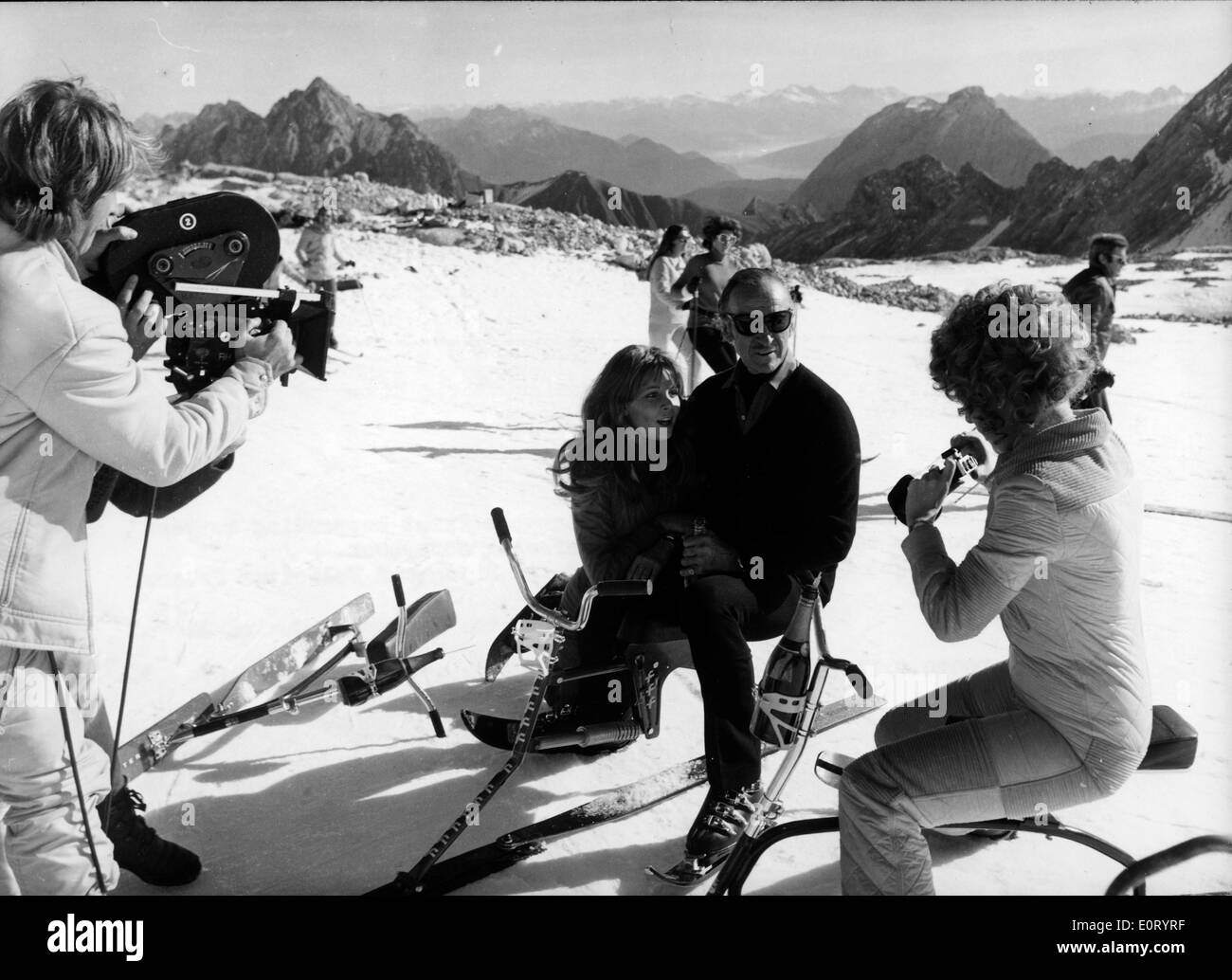 David Niven Dreharbeiten Filmszenen beim Skifahren Stockfoto