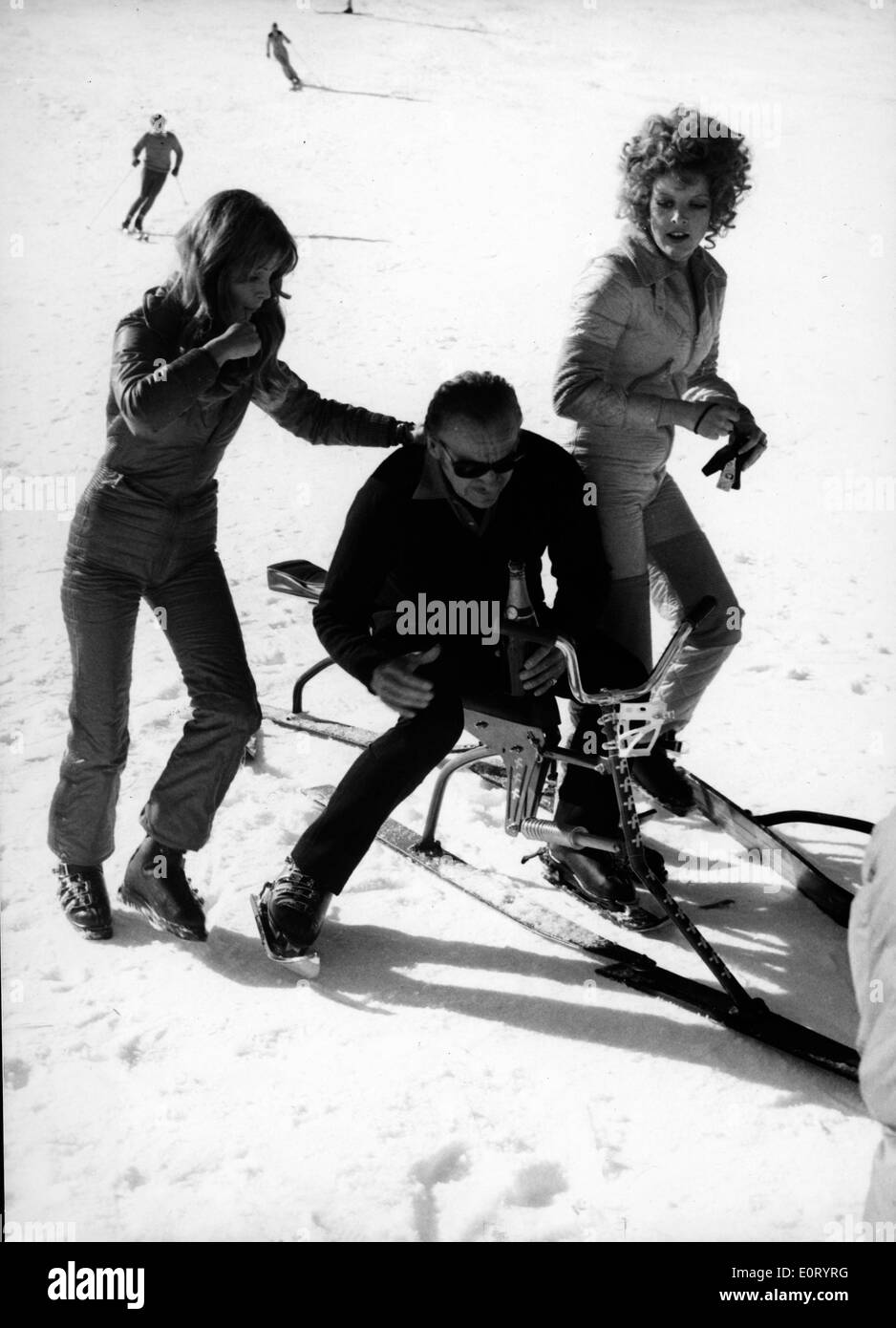 David Niven Dreharbeiten Filmszenen beim Skifahren Stockfoto