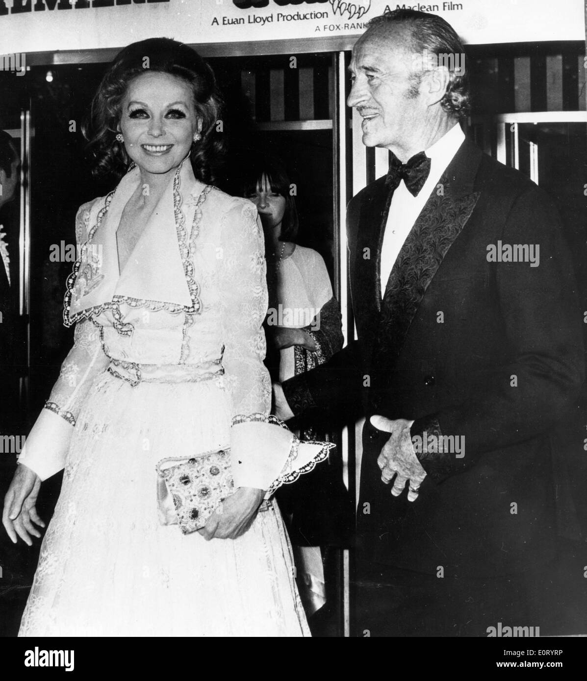 Schauspieler David Niven besucht Veranstaltung mit Frau Hjordis Stockfoto