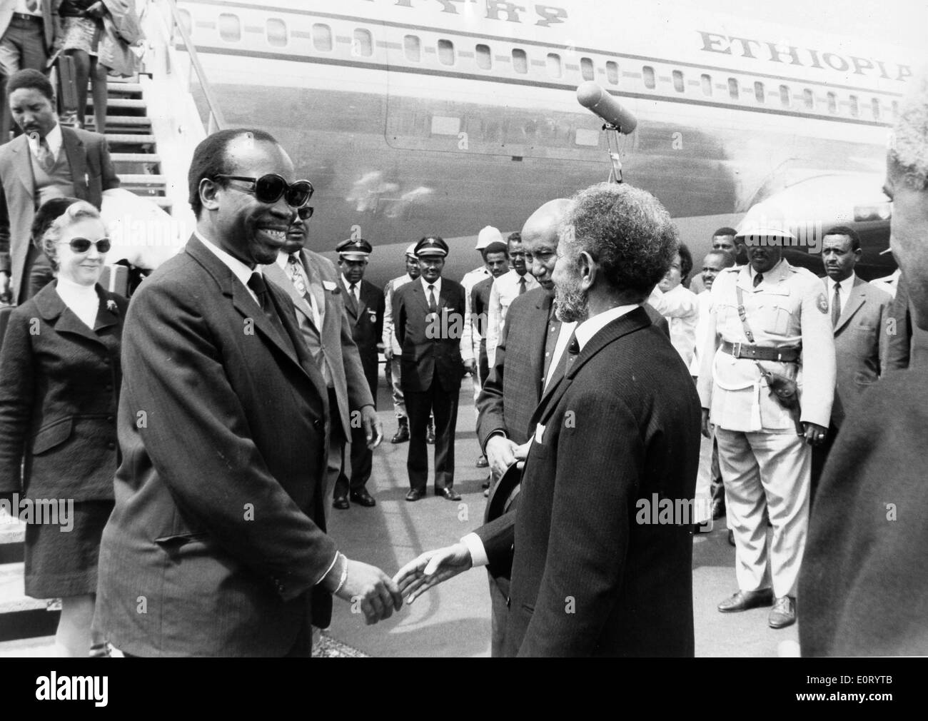 Erster Präsident von Botswana SERETSE KHAMA schüttelt die Hand nach dem Aussteigen aus dem Flugzeug. Stockfoto