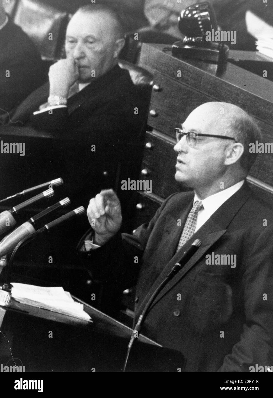 Max Ernst anlässlich einer Konferenzgesprächs Stockfoto