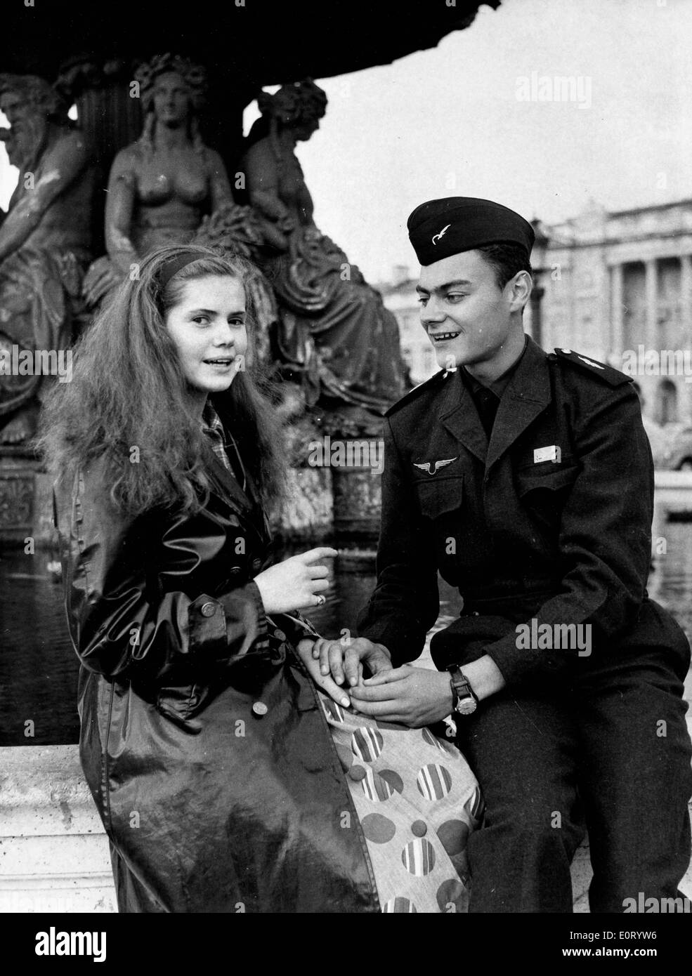 Schriftsteller Minou Drouet sitzt am Brunnen mit Soldaten Stockfoto