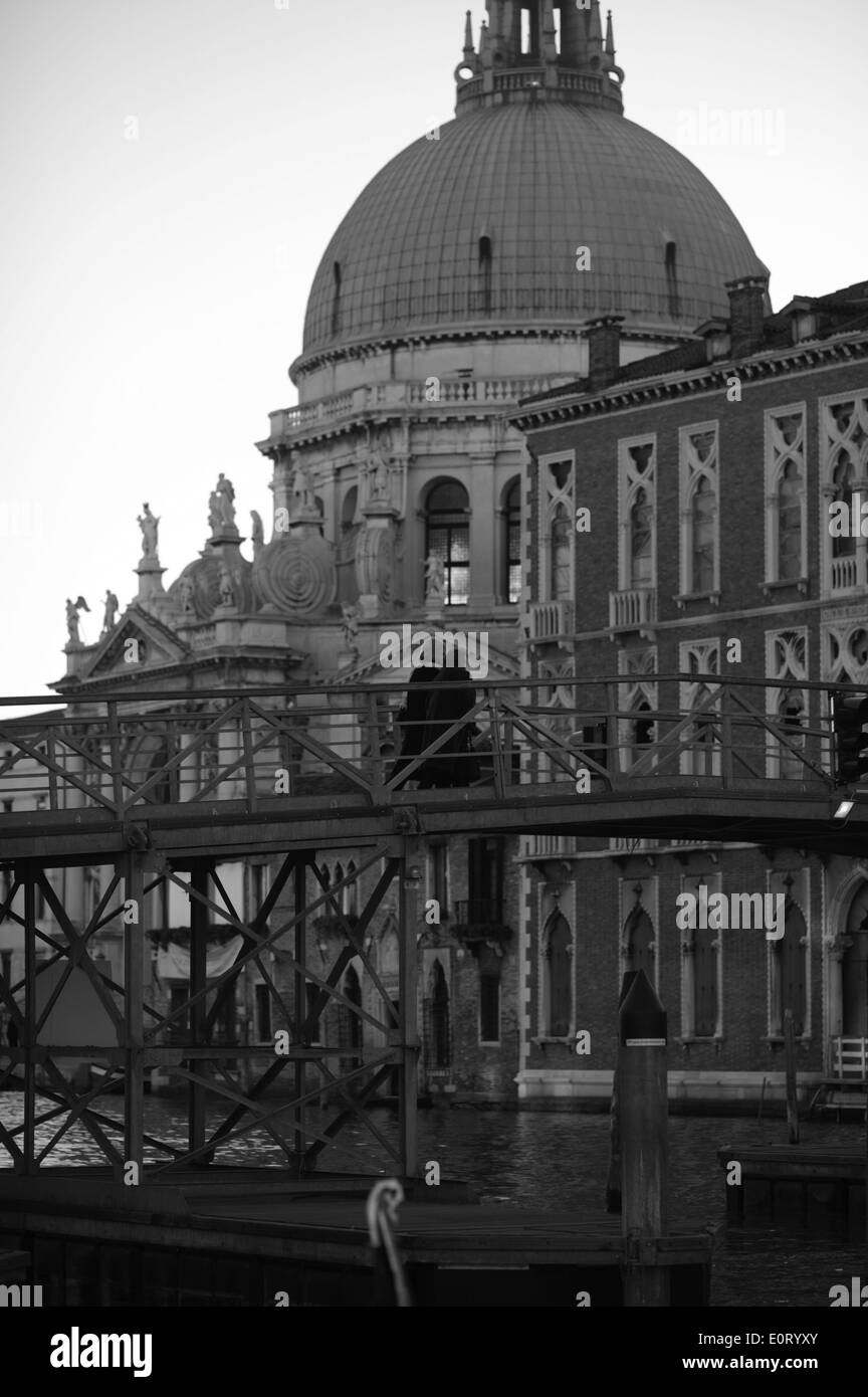 La Festa della Salute findet jedes Jahr im November statt. Eine Brücke wird errichtet, um die Venezianer die Salute-Kirche zu danken besuchen können Stockfoto