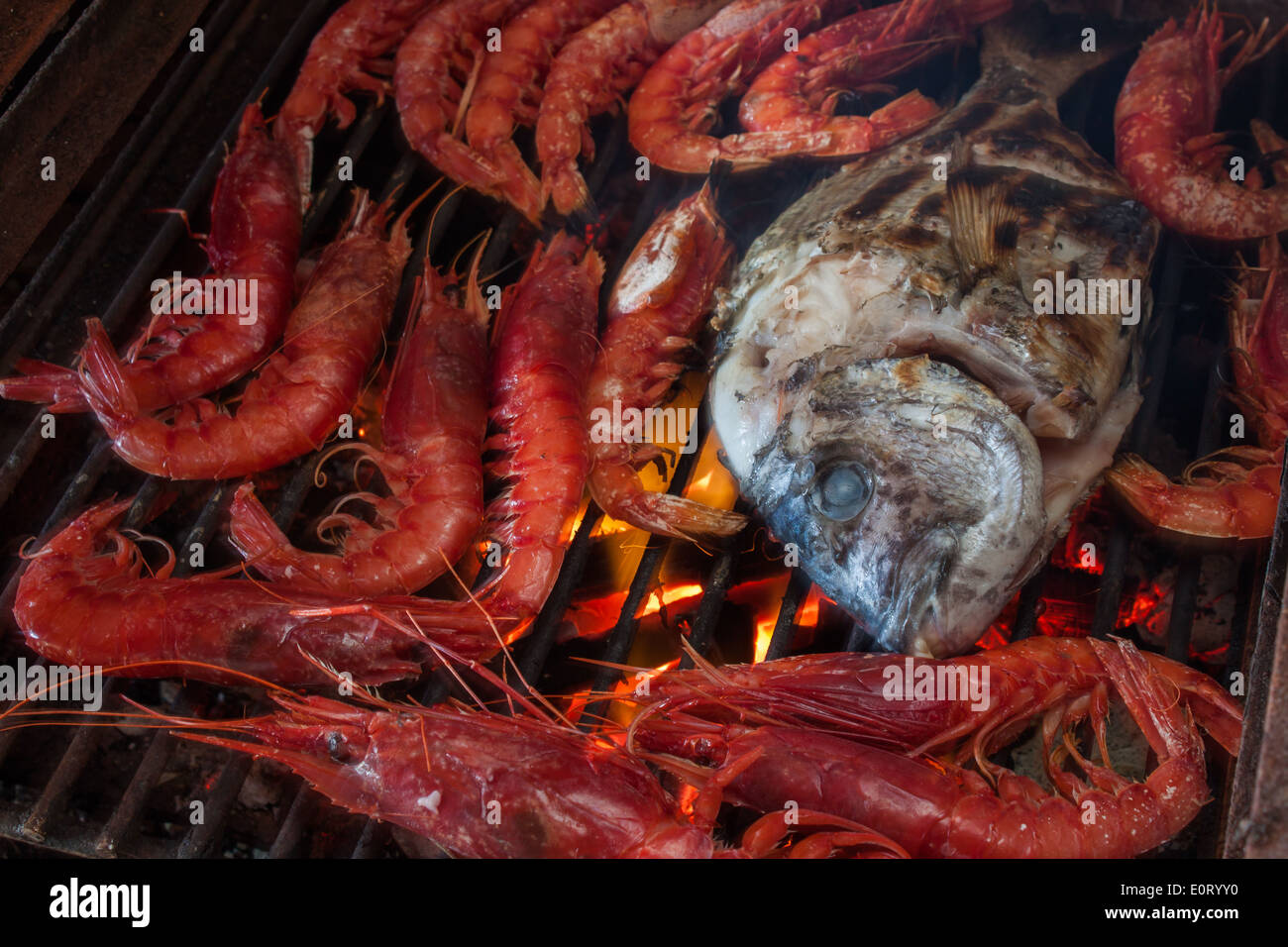 Krabben Muscheln kochen Flamme Meeresfrüchte Grill Grill Closeup Fisch "Dorade" Kohle Feuer niemand Rauch Stockfoto