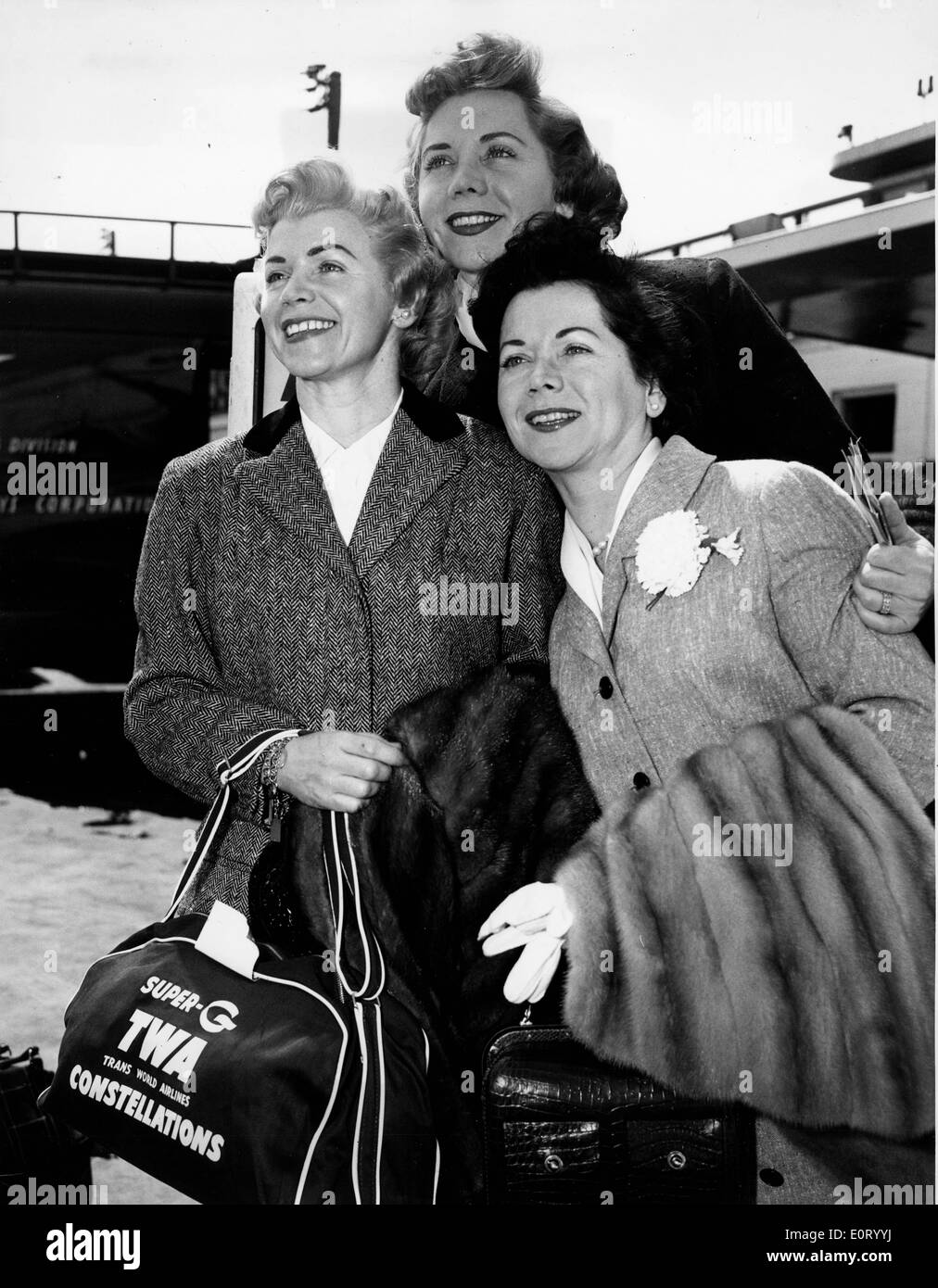 Das Fontane Schwestern stehen am Flughafen Stockfoto