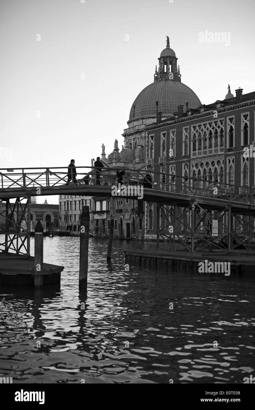 La Festa della Salute findet jedes Jahr im November statt. Eine Brücke wird errichtet, um die Venezianer die Salute-Kirche zu danken besuchen können Stockfoto