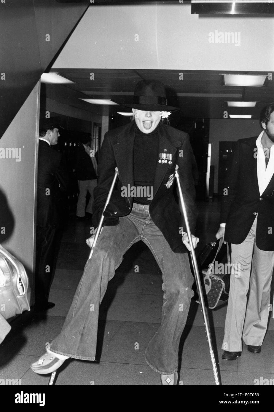 Margaux Hemingway goofing um auf Krücken Stockfoto