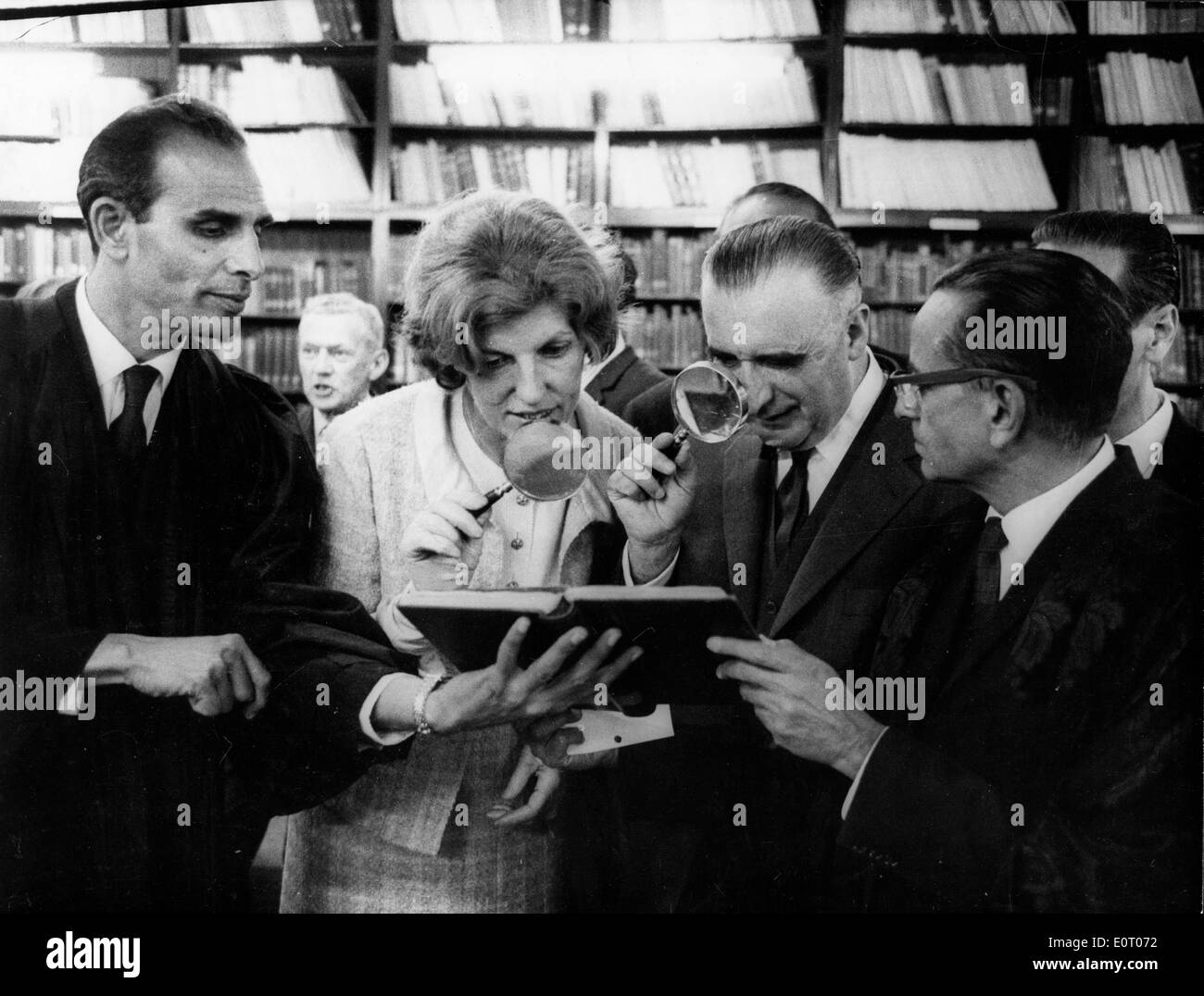 Präsident Georges Pompidou und Frau Claude lesen Stockfoto