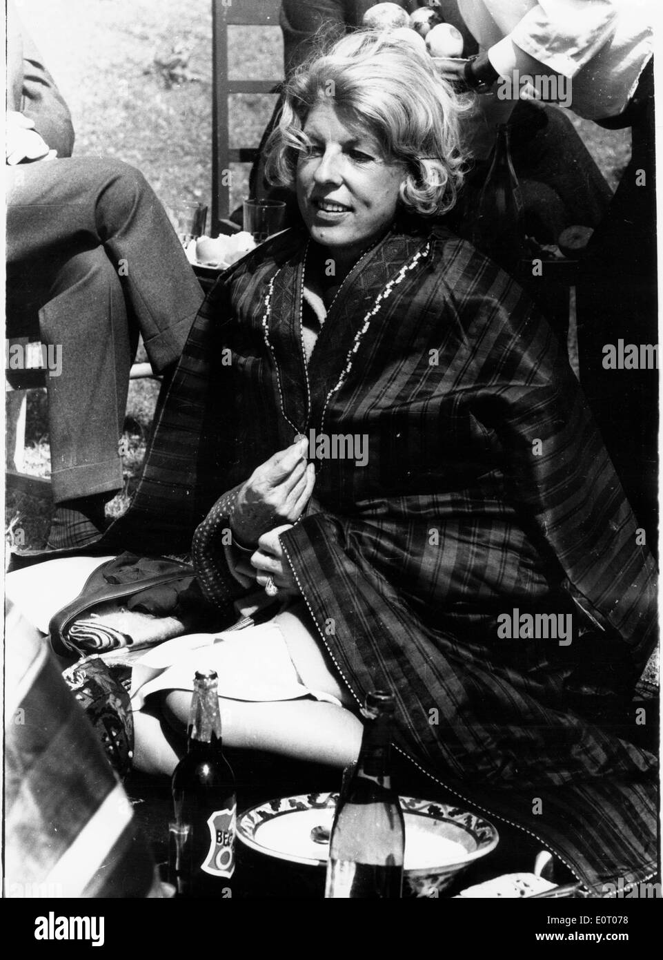 First Lady Claude Pompidou in eine Decke gehüllt Stockfoto