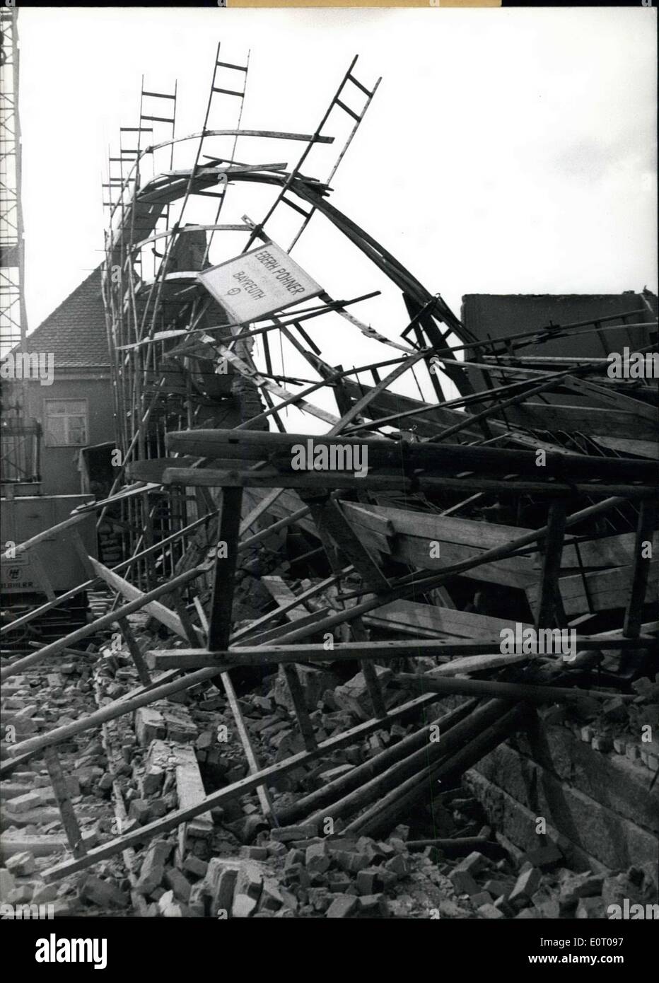 18. Mai 1960 - verursacht Jet Abbau von Neubau. Die etwa 10 m hoch und 15 m langen Mauer eines Hauses in Bayreuth die neu gebaut wurde, wurde durch die Absaugung von einem tief fliegenden Jet Air-Liner aufgeschlüsselt. Die Wand nach unten gezogen, damit das Gerüst. Darauf wurden zwei Männer arbeiten. Durch den Herbst die Männer erhielten schwere Verletzungen und musste ins Krankenhaus gebracht werden. Foto zeigt: Die aufgeschlüsselt Wand mit dem gebogenen Gerüst. Stockfoto