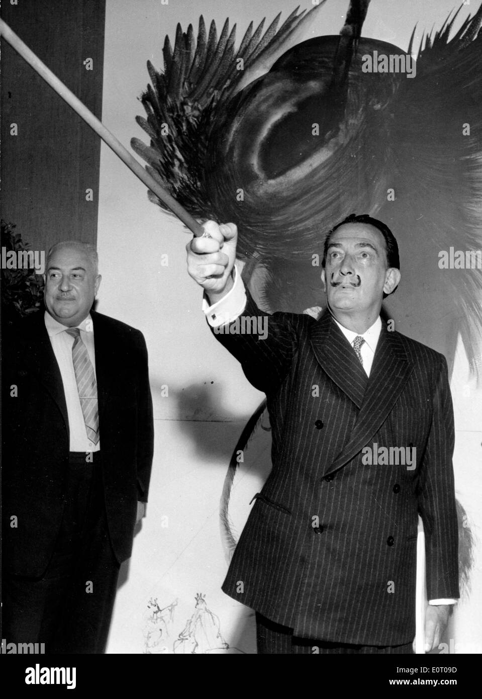 Salvador Dali vor seinem Gemälde "Satan" Stockfoto