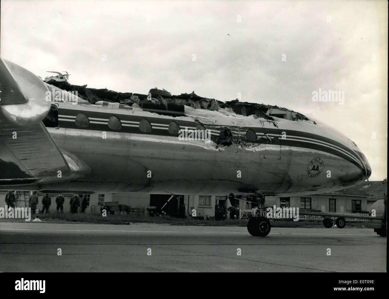 19. Mai 1960 - Passagierschiff Luft kollidiert mit kleiner touristischer Ebene über Obly, ich Passagier getötet, mehrere schwer verletzt.; Ein '' Caravelle'' kommen Frol Algier kollidierte in der Luft mit einem '' Stempel '', einer kleinen touristischen Ebene, als es war, auf dem Flugplatz Orly landen. Ein Passagier wurde getötet und mehrere verletzt ernsthaft die touristischen Flugzeug wurde komplett zerstört. Foto zeigt die beschädigte '' Caravelle'', nachdem es am Flugplatz Orly gelandet. Stockfoto