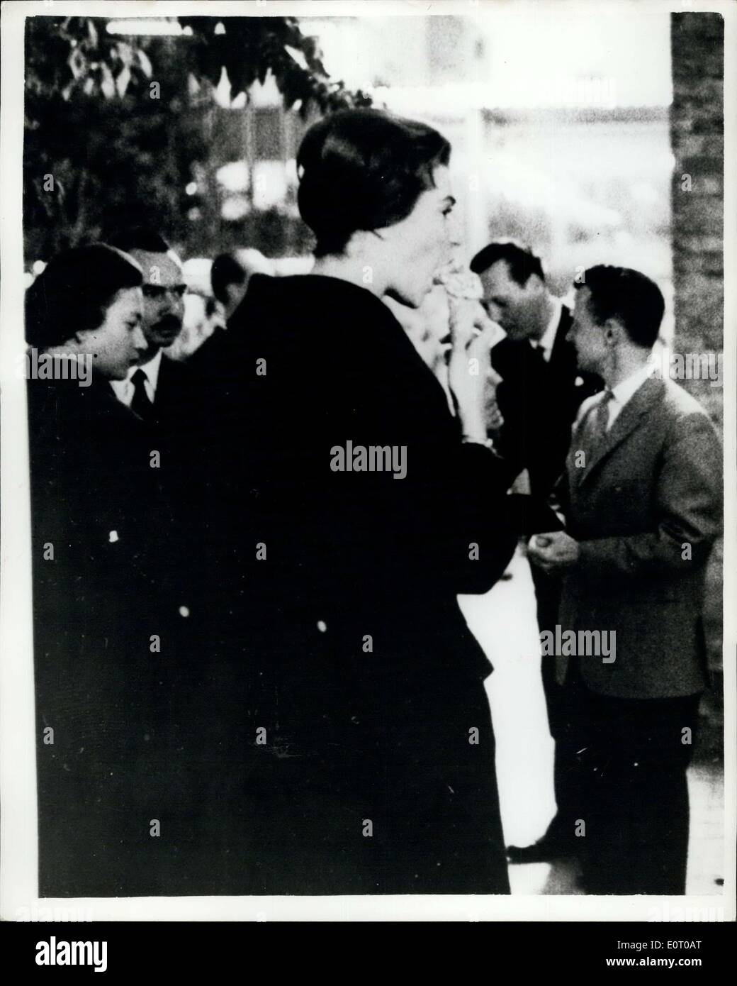 29. Mai 1960 - amüsieren 29.05.60 Royal Gäste in Kopenhagen Tivoli Gärten. Ein Eis für Prinzessin Margaretha von Schweden. Königliche Gäste aus vielen Ländern besucht die silberne Hochzeitszeremonien in Kopenhagen von König Frederick und Königin Ingrid. Nach den offiziellen Feierlichkeiten hatten einige der Gäste einen Abend mit dem Spaß der Messe in dem berühmten Vergnügungspark Tivoli, Copenhagen. Keystone-Fotoshows: Prinzessin Margaretha von Schweden genießt ein Eis mit direkt hinter dem Grand Herzog und Herzogin von Luxemburg in den Tivoli-Gärten, Copenhagen. Stockfoto