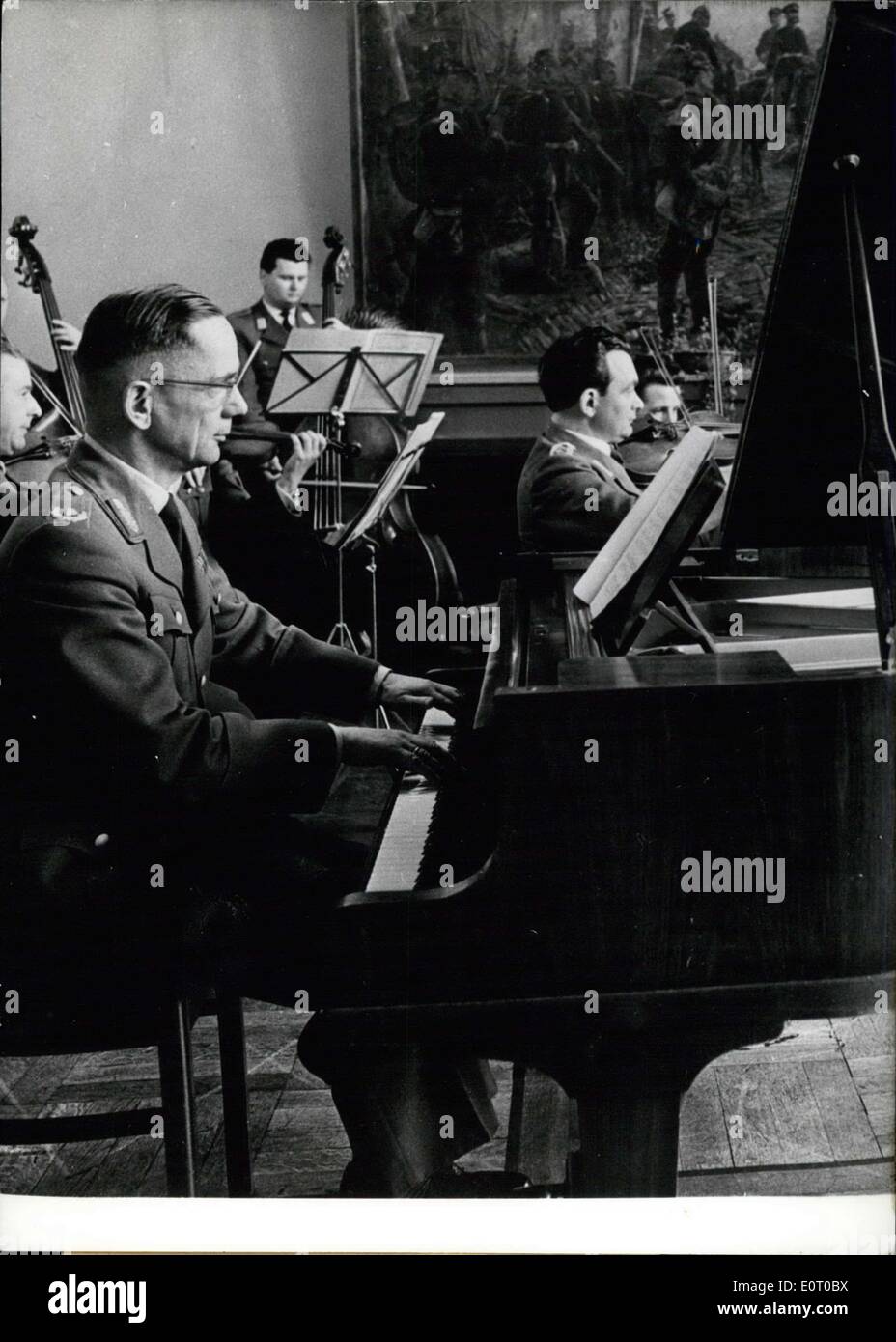 4. Juni 1960 - Musiker unter der Bundeswehr: General von der Brigade Ulrich de Maiziere (Ulrich De Maiziere) übernahm das Kommando über die Schule der Bundeswehr für Interial Management. Sein Hobby ist jedoch das Klavier spielen. Natürlich ist er ein begeisterter Pianist. Das Foto zeigt General der Brigade de Maiziere spielen während ein Kammerkonzert mit Musik von Johann Sebastian Bach im Casino der Schule der Bundeswehr in Koblenz-Pfaffendorf. Stockfoto