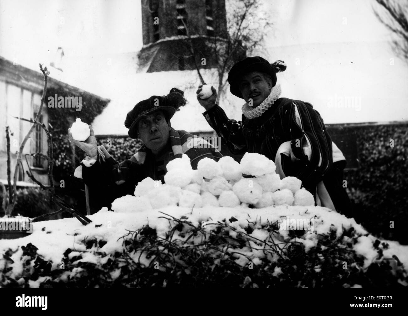 Schauspieler Fernandel in Schneeballschlacht im film Stockfoto