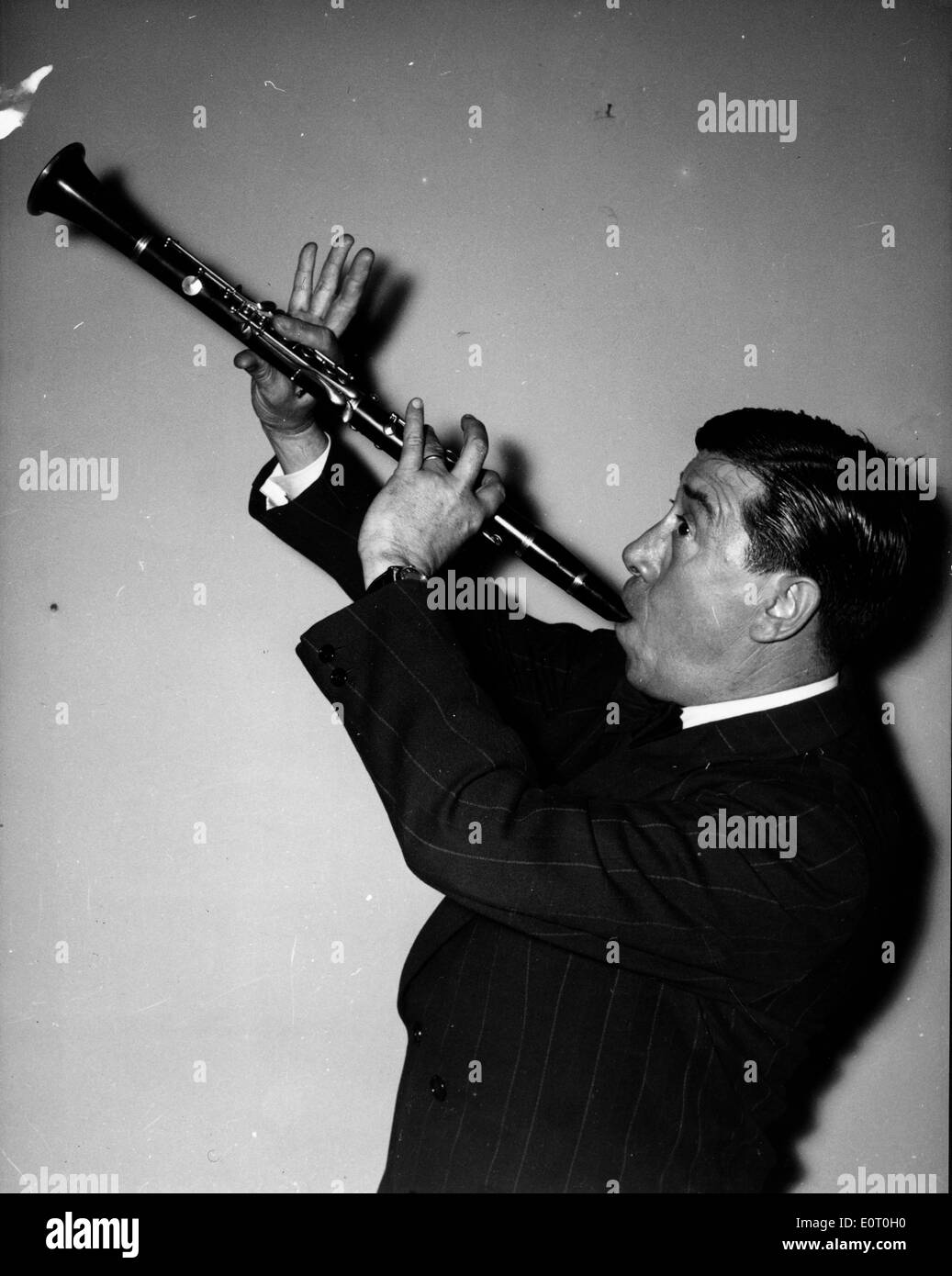 Schauspieler Fernandel eine Klarinette Stockfoto