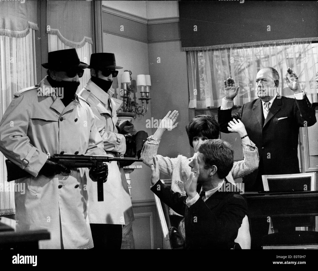 Schauspieler Fernandel als Verbrecher in einer Filmszene Stockfoto