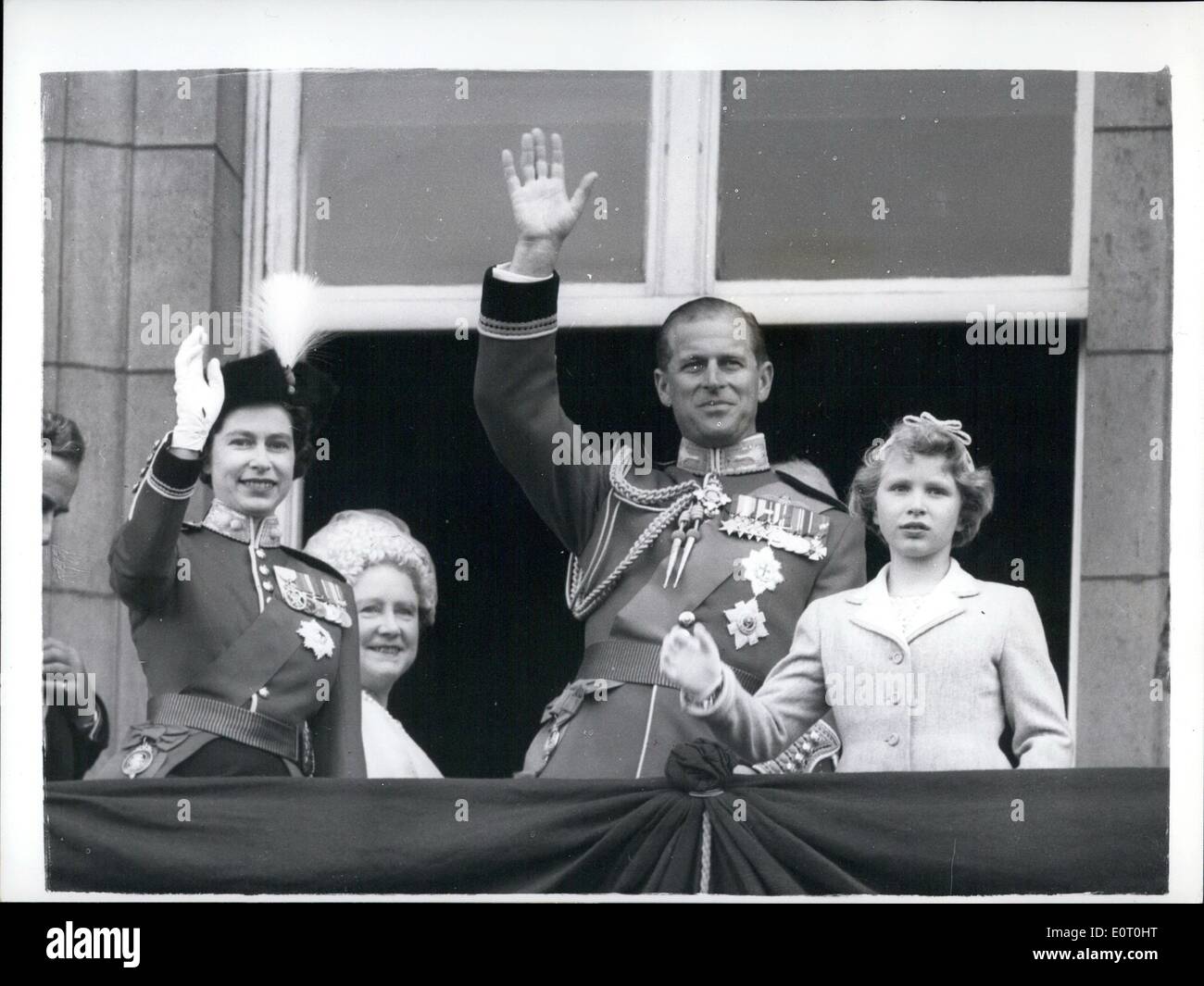 6. Juni 1960 - Trooping die Farbe Queen Uhren Fly - Vergangenheit: Foto zeigt HM The Queen, The Duke of Edinburgh und Prinzessin Anne, nachdem sie eine Fliege Vergangenheit von Hunter Kampfjets von der R.A.F, die Folgen der heutigen Trooping die Farbe Zeremonie auf Horse Guards Parade zugesehen hatte, statt Welle aus dem Ballon des Buckingham Palace heute anlässlich der offiziellen Geburtstag der Königin. Stockfoto