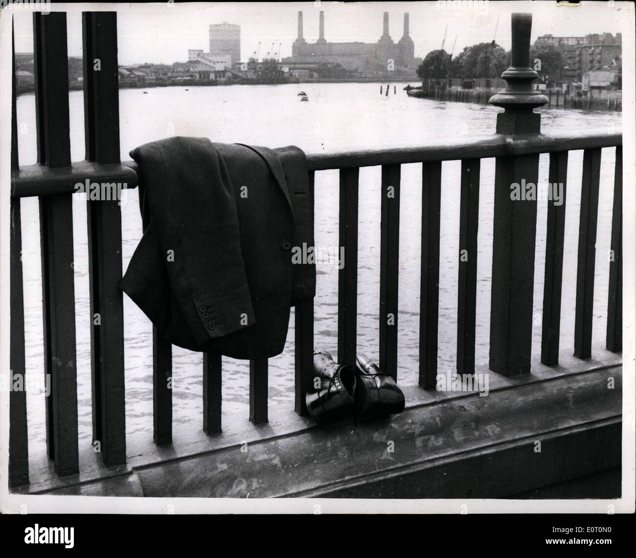 6. Juni 1960 - ordentlich Ende '' Mr. X''... Eine Jacke und Schuhe - auf Vauxhall Bridge... Ein Mann fiel zu seinem Tod in der Themse am Montag... Ein Mann, dessen letzte Amtshandlung war, seine fein säuberlich hängen, Jacke sorgfältig über die Brüstung der Vauxhall Bridge gefaltet und um seine platzieren poliert Schuhe zwischen der Barde des Geländers... Polizei bisher nicht gelungen, den Namen des Mannes - zu entdecken oder auch um seinen Körper zu finden... Er bleibt der Mann, der starb, als er - methodisch lebte. Stockfoto