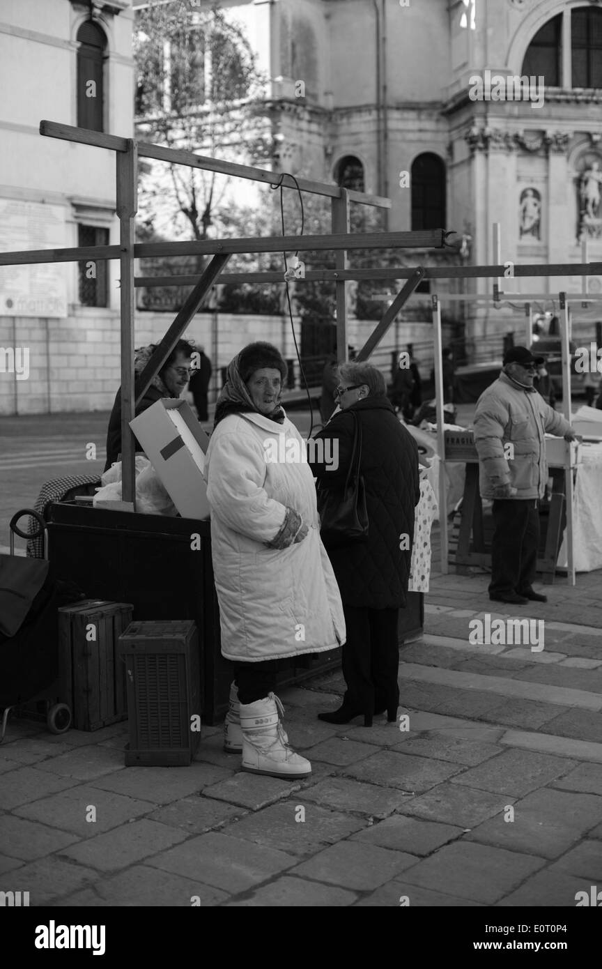 La Festa della Salute findet jedes Jahr im November statt. Eine Brücke wird errichtet, um die Venezianer die Salute-Kirche zu danken besuchen können Stockfoto