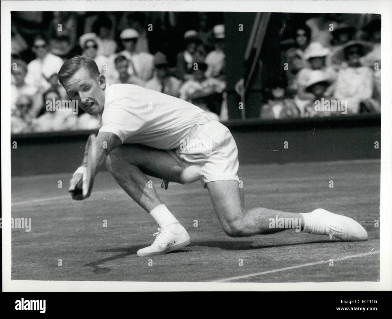 6. Juni 1960 - Wimbledon Championships - dritten Tag Laver geht auf ein Knie: Foto zeigt R. Laver Australien im Spiel während Stockfoto