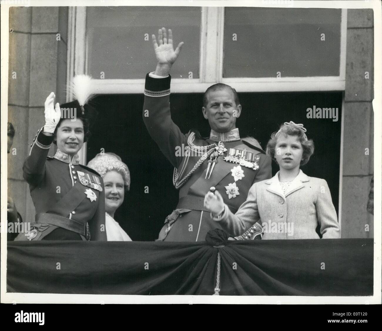 6. Juni 1960 - trooping die Farbe. Königin-Uhren fliegen Vergangenheit.: Foto H.M zeigt die Königin, der Herzog von Edinburgh und Prinzessin Anne, Welle vom Balkon des Buckinham Palace heute, nachdem sie eine Fliege letzten zugesehen hatte Hunter Kampfjets von der R.A.F.,which gefolgt heutigen trooping die Farbe Zeremonie auf Horse Guards Parade, anlässlich amtlichen Geburtstag der Königin. Stockfoto