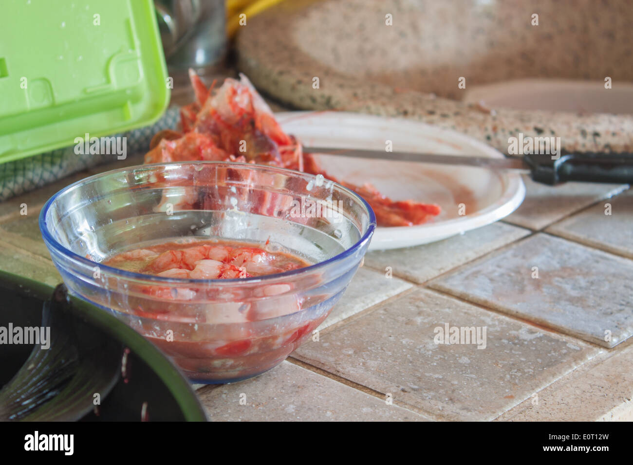 Meeresfrüchte vorbereitet Müll sauber Garnelen Teller Tasse Küche nach Hause Closeup Koch Kochen niemand Stockfoto