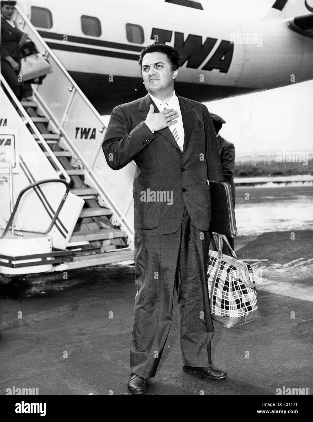 Filmemacher Federico Fellini kommt am Flughafen Stockfoto