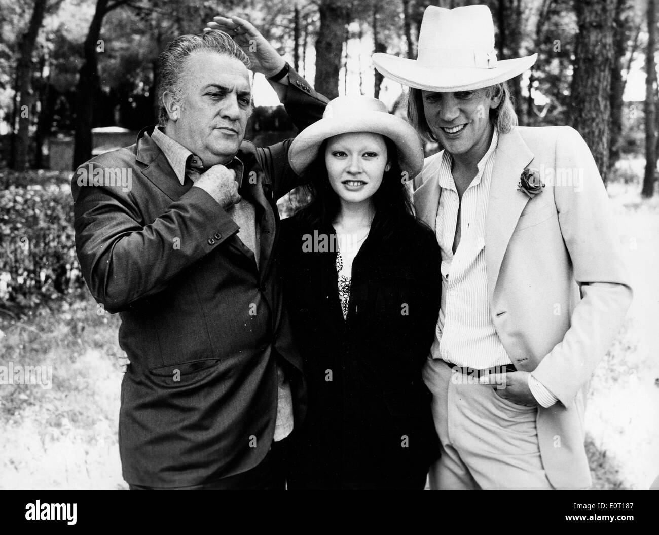 Regisseur Federico Fellini mit dem Schauspieler Donald Sutherland Stockfoto