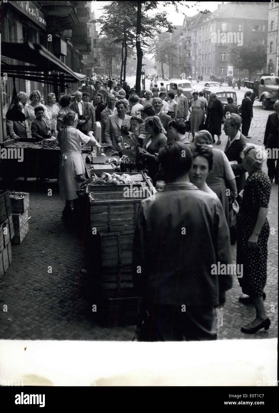 10. Juni 1960 - 15 Jahre nach dem Krieg: Sobald die kleinen Geschäfte des Ost-Berliner und der Zone ihre Rationen mit frischem Obst bekommen Stockfoto
